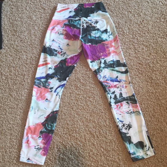 Like new lululemon leggings - Picture 4 of 4